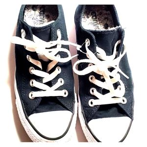 Black classic Converse tennys